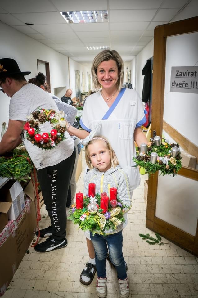 Zdravotnický personál oddělení 21B, rodiče i pacienti se scházejí v suterénu Děstké kliniky a tvoří adventní věnce.
